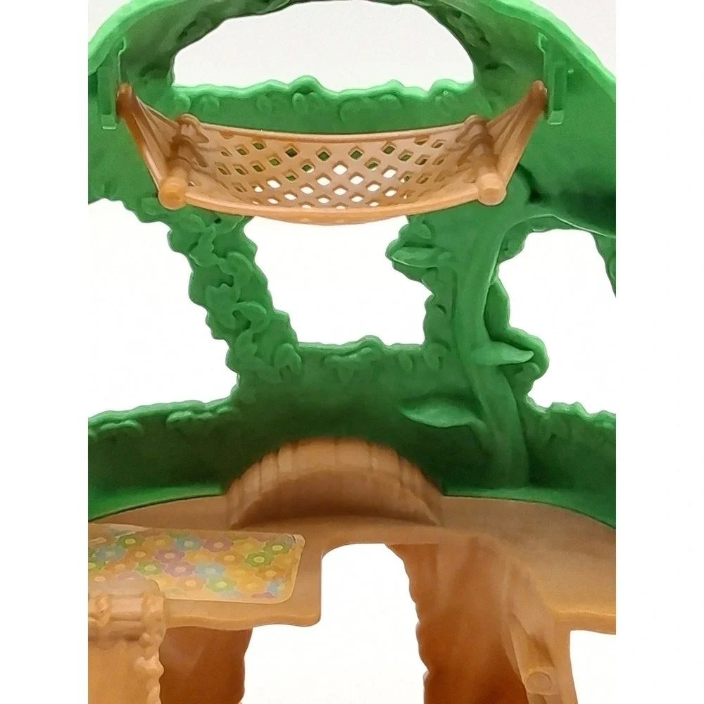 Calico Critters Families Baby Tree House Playset Walnut Squirrel Baby Shows Wear